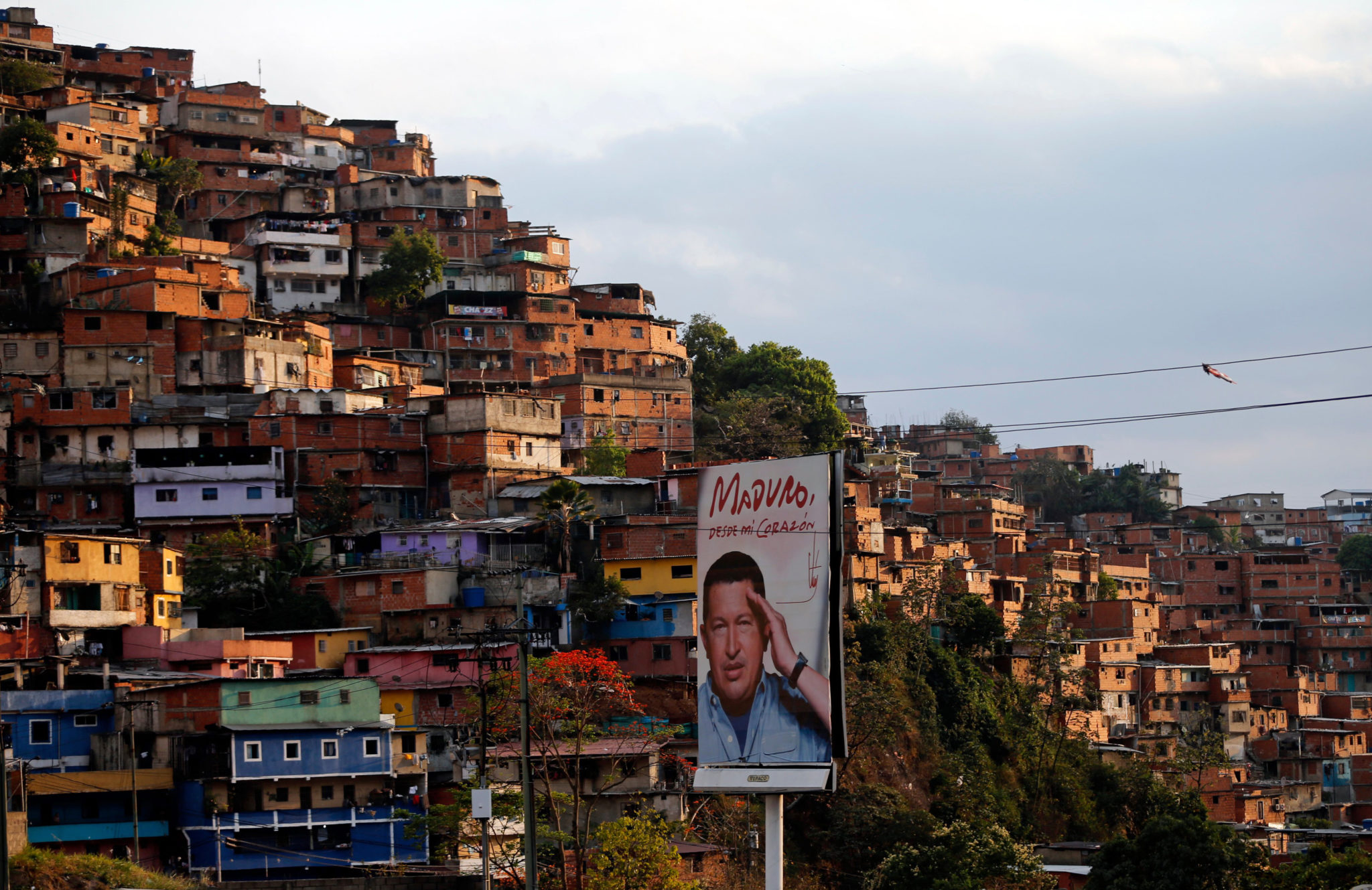 Венесуэлка раздевается на фоне городских видов Каракаса